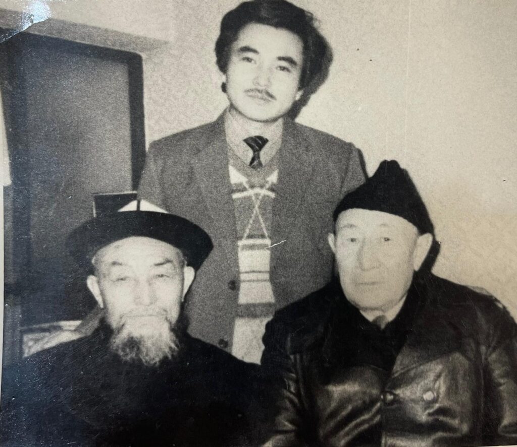 Қазақтың белгілі тарихшы ғалымы Н.Мыңжани және әйгілі Манасшы Ж.Мамаймен бірге 1988жылы Желтоқсан айында Үрімжі қаласында түскен сурет.